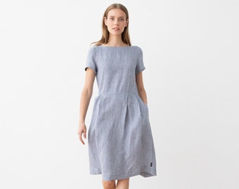 Losvallende jurk met korte mouwen en zakken. Jurk van gewassen en zacht linnen. Zomer linnen jurk. Gingham linnen Wit met Blauw