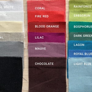 Puede incluir: Muestras de tela en varios colores, incluyendo Optical White, Coral y Rainforest Green. Cada muestra muestra un patrón de tejido en espiga. Los nombres de los colores están impresos en cada muestra.