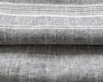 Tecido de linho pesado listrado, vendido por metro ou jarda, nas cores cinza e grafite. Gramatura: 260 g/m², largura: 140 cm. Ideal para almofadas decorativas e cortinas.