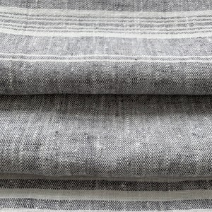 Schweres gestreiftes Leinengewebe nach Maß oder Meter in Grau, Graphit. 260 g / m2, 140 cm Breite. Leinenstoff für Dekorkissen, Vorhang