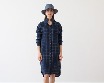 Robe chemise en lin en bleu marine à gros carreaux. Vêtements en lin lavé. Robe chemise à épaules tombantes pour femme