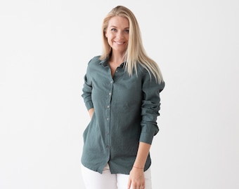 Collar Linen Shirt for Woman in Balsam Green. Full-length buttoned opening linen shirt. Everyday linen shirt with long sleeves.