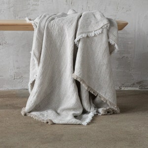 Washed Linen Throw Blanket w kolorze neutralnym. Lniana narzuta wykonana z europejskiego lnu certyfikowanego. Dowolny rozmiar do 108&quot; Lniana narzuta na łóżko.