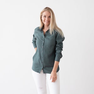 Collar Linen Shirt for Woman in Balsam Green. Full-length buttoned opening linen shirt. Everyday linen shirt with long sleeves.