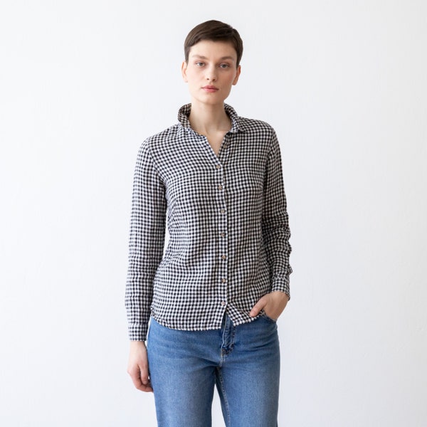 Chemise à col en lin pour femme. Chemise ample avec ouverture boutonnée sur toute la longueur. Lin à carreaux noir et blanc.