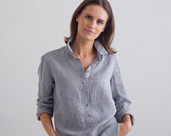 Chemise col en lin mélangé gris graphite pour femme. Chemise ample avec ouverture boutonnée sur toute la longueur. Chemise à manches longues