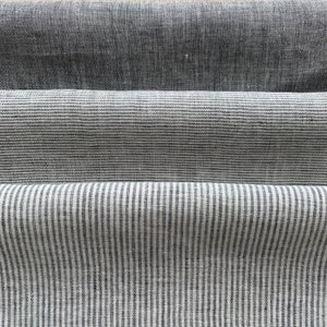 Tessuto di lino leggero in melange grigio grafite, strisce, gessato. Larghezza 150 cm / 59 ", peso 165gr / m2. Tessuto per abbigliamento