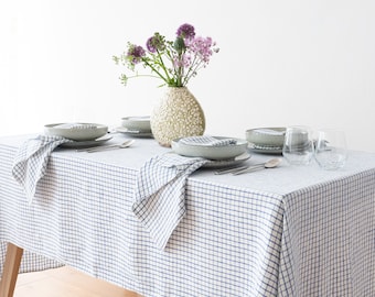 Handgefertigte Tischdecke aus gewaschenem Leinen mit grafischen Karos in Blau-Weiß. Quadratische, rechteckige Tischwäsche. Schweres Gewicht
