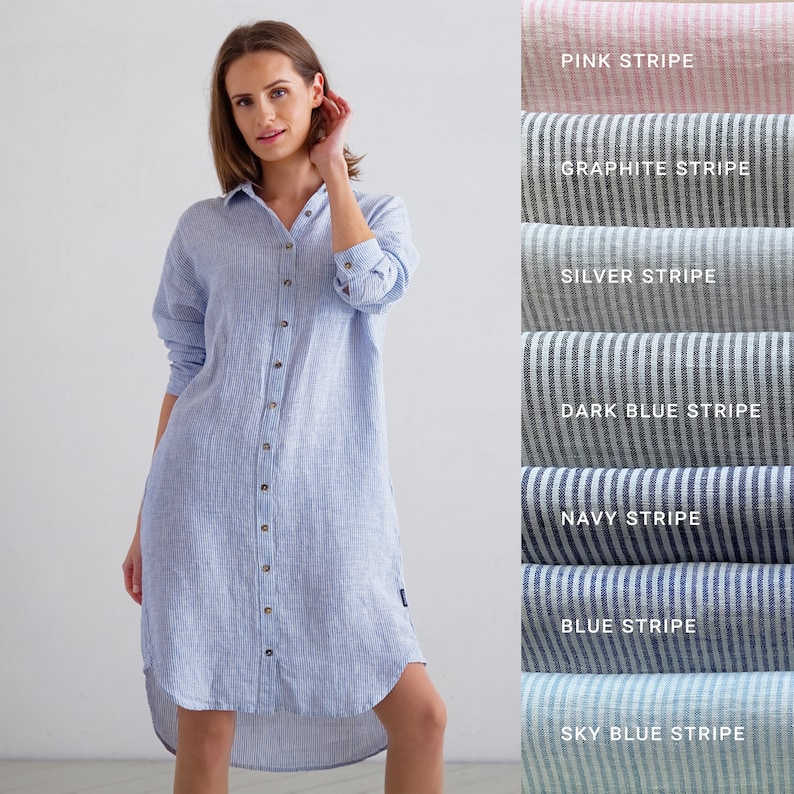 Puede incluir: Un vestido camisa de lino azul claro con cierre de botones en la parte delantera y un patr&oacute;n a rayas. El vestido tiene una falda trasera ligeramente m&aacute;s larga que la falda delantera. El vestido se muestra en siete colores diferentes: rosa, grafito, plata, azul oscuro, azul marino, azul y azul cielo.
