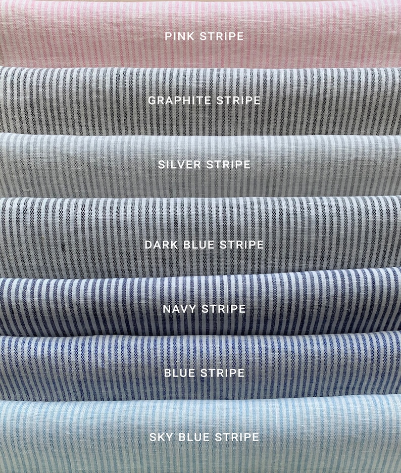Puede incluir: Siete muestras de tela en diferentes colores y patrones. Las muestras est&aacute;n dispuestas en una pila, con la muestra superior de color rosa con rayas blancas, seguida de gris con rayas blancas, luego plata con rayas blancas, luego azul oscuro con rayas blancas, luego azul marino con rayas blancas, luego azul con rayas blancas, y finalmente azul cielo con rayas blancas. El texto "PINK STRIPE", "GRAPHITE STRIPE", "SILVER STRIPE", "DARK BLUE STRIPE", "NAVY STRIPE", "BLUE STRIPE", y "SKY BLUE STRIPE" est&aacute; impreso debajo de cada muestra.