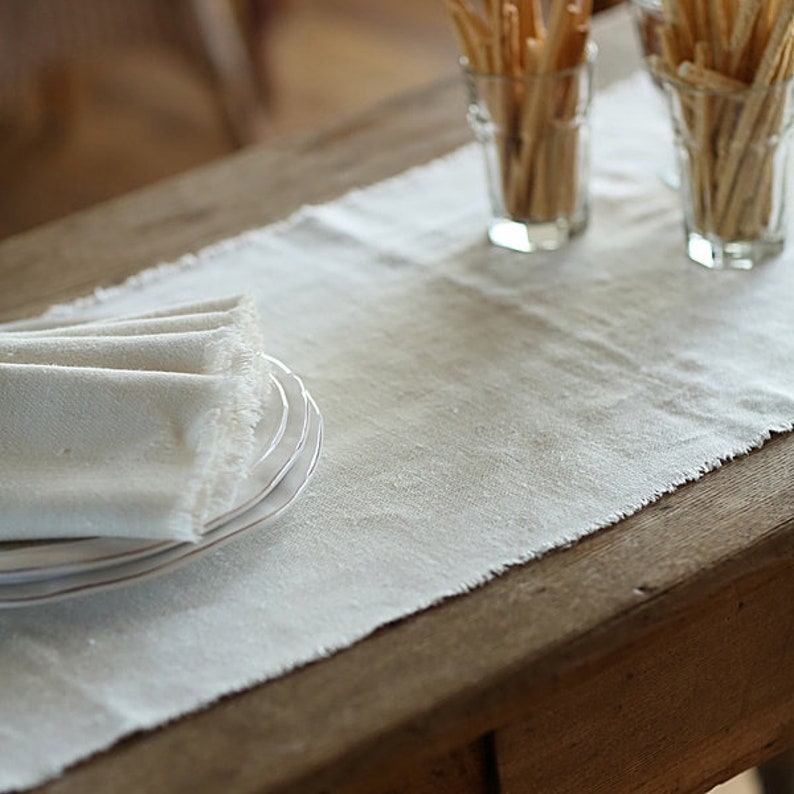 Chemin de lin en blanc cassé rustique, fait à la main avec des franges, lin lavé, parfait pour Thanksgiving ou décoration de table de Noël image 5