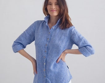 Blaues Melange Leinenhalsbandhemd für Frau. Locker sitzendes Hemd mit durchgehender geknöpfter Öffnung. Langarm-Shirt.