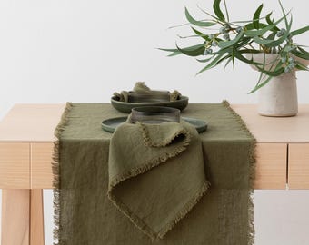 Chemin de table rustique en lin épais couleur vert olive, fait main avec franges, longueur au choix, linge de table. Long chemin de table