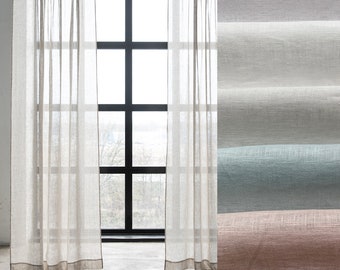 Könnte beinhalten: Zwei durchsichtige weiße Leinenvorhänge hängen an einem Fenster mit Blick auf Bäume. Die Vorhänge haben eine subtile Textur und einen braunen Saum. Das Bild zeigt auch drei Stoffmuster in verschiedenen Farben: Weiß, Hellblau und Rosa.