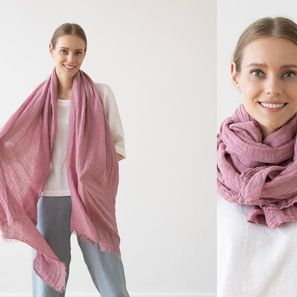 Wrap châle en lin lavé en Mauve Garza avec franges faites à la main. Écharpe d'été en lin, enveloppement de tête.Vêtements en lin pour femme