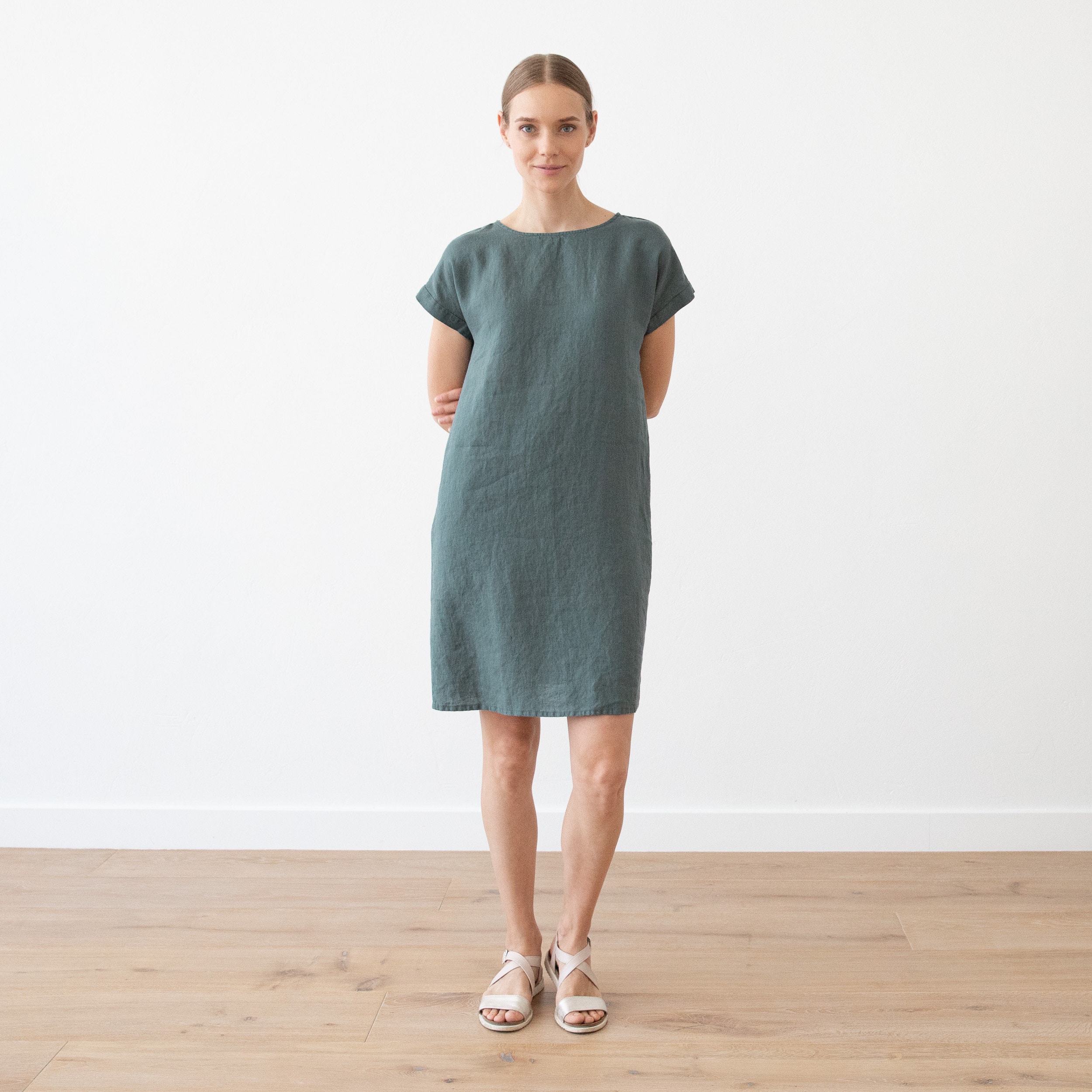 Leinenkleid Kurzarm Mit Taschen Balsamgr n Locker Sitzendes Kleid leinenkleid-kurzarm-mit-taschen-balsamgr-n-locker-sitzendes-kleid