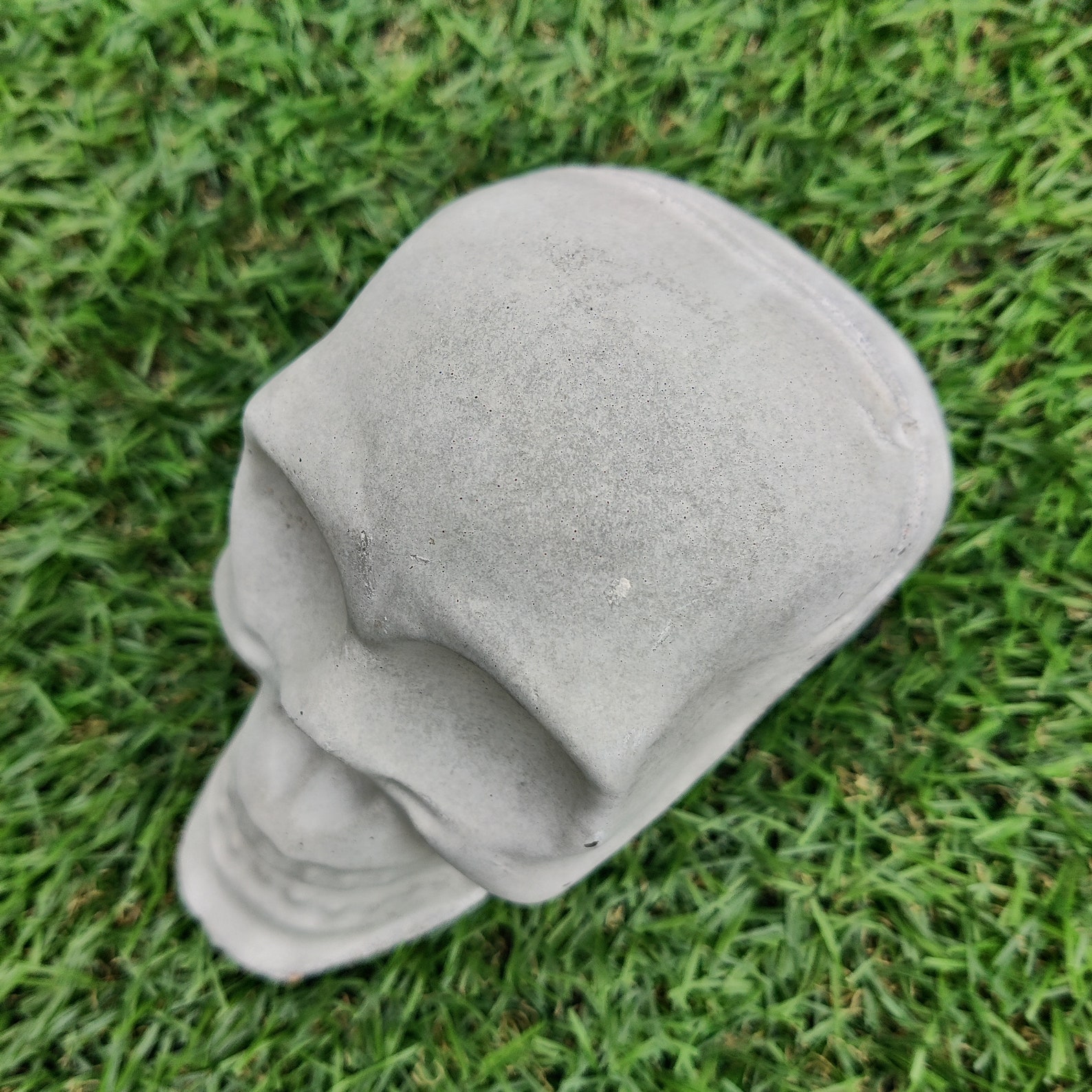 Handmade rustic concrete cement skull. Indoor or outdoor decoration. Etsy.de