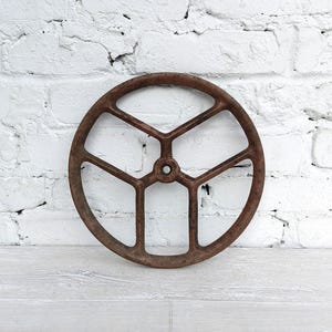 Rueda guía de correa para máquina de coser Singer de pedal vintage, metal oxidado, arte de jardín, decoración reciclada, arte industrial steampunk.
