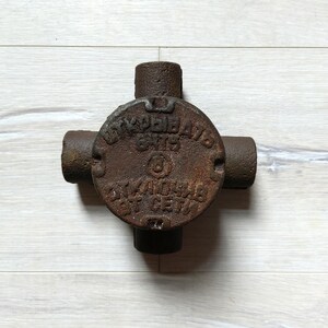 Sovjettiden Rostig metall industriell gjutjärnskopplingsdosa med 4 utgångar 3/4" gänga Vintage Sovjetunionen från 1960-talet #6