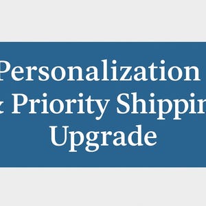 Könnte beinhalten: Ein rechteckiges blaues Grafikdesign mit weißem Text. Der Text lautet "Personalisierung & Priority Shipping Upgrade". Die Schriftart ist ein sauberer serifenloser Stil, und der Hintergrund ist einfarbig mittelblau.