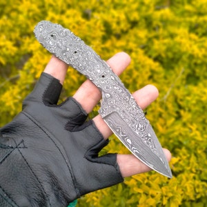 Custom Handmade Forged Damascus Skinner Knife, Hunting Blank Blade knife, Sharp Edge Full Tang, Knife Size 7.5&quot; Damascus Rain Drop Pattern