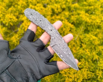 Handgjord smidd damaskus-skinnkniv, jaktkniv med blankt blad, vass egg och full tånge, knivstorlek 7,5" damaskus regndroppsmönster