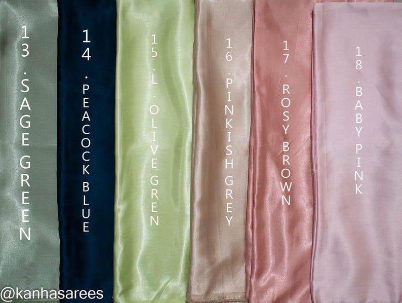 Puede incluir: Muestra de seis muestras de tela en varios colores: verde salvia, azul pavo real, verde oliva claro, gris rosado, marr&oacute;n rosado y rosa beb&eacute;. Cada muestra est&aacute; etiquetada con un n&uacute;mero y el nombre del color en texto blanco. El logotipo @kanhasarees est&aacute; en la parte inferior.