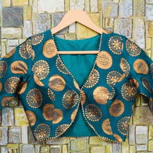 Petrol grüne Brokat Saree Bluse mit goldenen Mandala Motiven und Jakobsmuschelbesatz, halbe Ärmel fertige Choli für Hochzeiten, Festivals, Geschenke