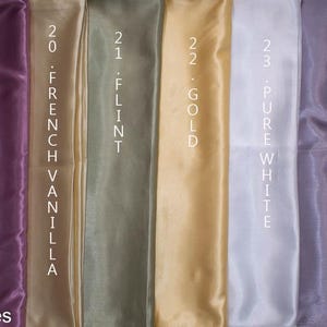 Puede incluir: Una paleta de muestras de tela en tonos morado, beige, verde, dorado y blanco. Cada muestra est&aacute; etiquetada con un n&uacute;mero y un nombre de color, incluyendo "Eng Lavender" y "Dark Olive Green."