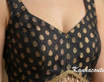 Elegante blusa sari de brocado negro, hecha a medida, con tejido dorado y borlas para bodas: ropa india elegante, moda festiva y atuendo de fiesta.