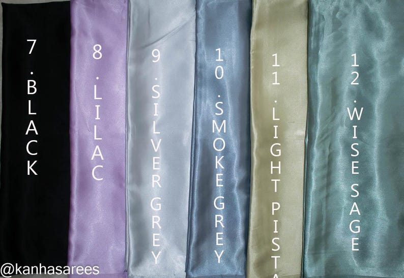 Puede incluir: Muestra vertical de muestras de tela en varios colores: negro, lila, gris plateado, gris humo, pistacho claro y sabio. Cada muestra est&aacute; etiquetada con un n&uacute;mero y el nombre del color en blanco.