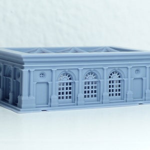 K&ouml;nnte beinhalten: Ein hellgraues 3D-gedrucktes Modell eines Geb&auml;udes mit Bogenfenstern und einer detaillierten Fassade.