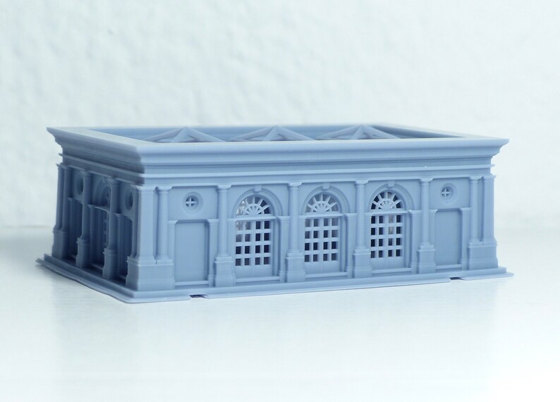 K&ouml;nnte beinhalten: Ein hellgraues 3D-gedrucktes Modell eines Geb&auml;udes mit Bogenfenstern und einer detaillierten Fassade.