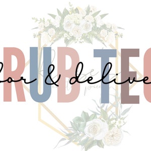 Op de afbeelding: Een logo voor een bedrijf genaamd "Scrub Tech Labor & Delivery" met de woorden in kleurrijke, vetgedrukte letters op een witte achtergrond. Het logo is omlijst door een gouden geometrische vorm met witte bloemen.