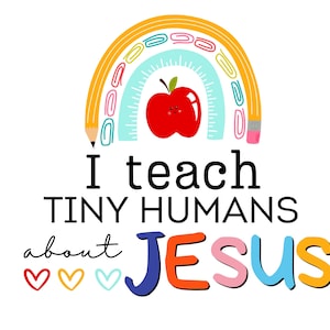 Puede incluir: Una ilustración colorida de un arcoíris hecho de lápices y clips de papel con una manzana roja y un transportador en el centro. El texto "I teach tiny humans about JESUS" está debajo del arcoíris.
