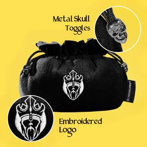 K&ouml;nnte beinhalten: Ein schwarzer Samtbeutel mit Kordelzug, einem wei&szlig;en gestickten Logo auf der Vorderseite und metallisch silbernen, totenkopff&ouml;rmigen Kordelstoppern. Ein kleines schwarzes Stoffetikett mit dem Text CARDKINGPRO ist an der Seite befestigt.