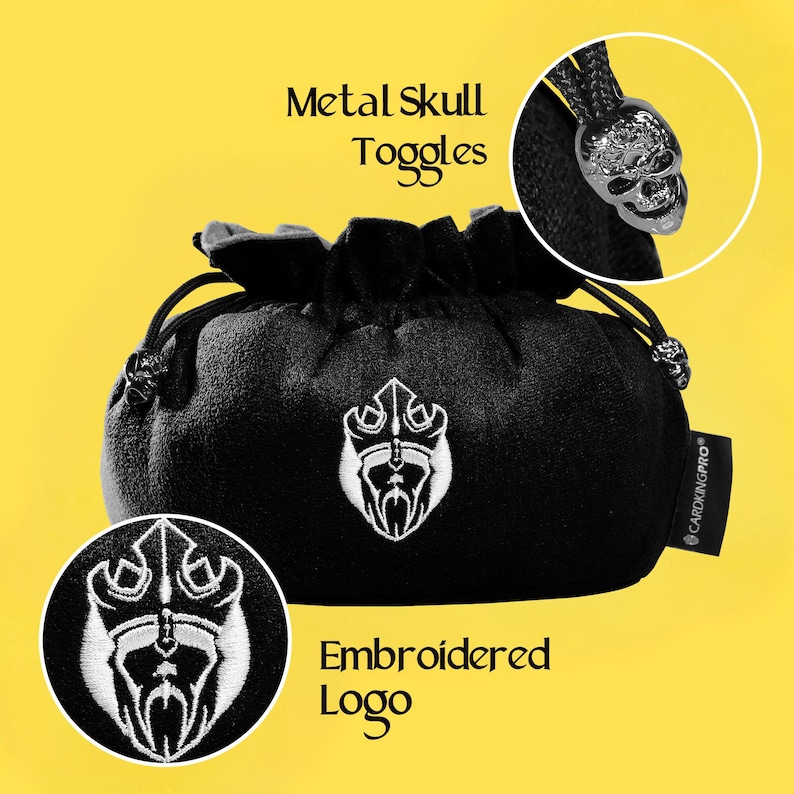 K&ouml;nnte beinhalten: Ein schwarzer Samtbeutel mit Kordelzug, einem wei&szlig;en gestickten Logo auf der Vorderseite und metallisch silbernen, totenkopff&ouml;rmigen Kordelstoppern. Ein kleines schwarzes Stoffetikett mit dem Text CARDKINGPRO ist an der Seite befestigt.