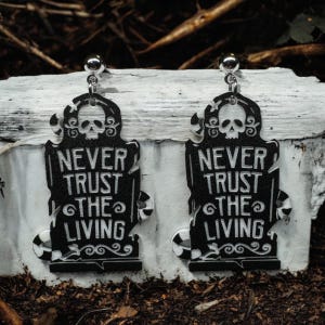 Never Trust the Living acryloorbellen - op film geïnspireerd - horroroorbellen - halloween - zandworm - grafsteen - kever