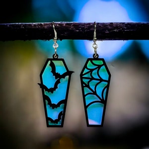 Irisierende Sargnetz und Fledermaus Acryl Ohrringe - Halloween - Gothic - Spooky - Sarg - Spinnennetz - Mismatch