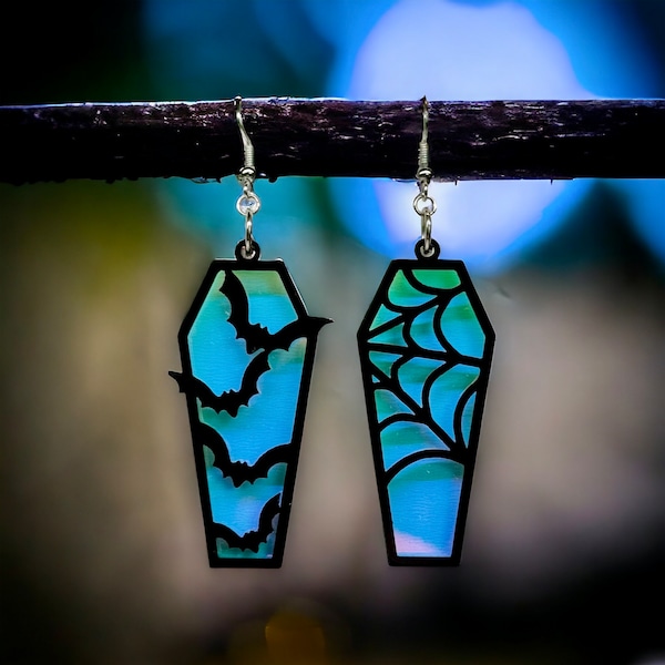 Irisierende Sargnetz und Fledermaus Acryl Ohrringe - Halloween - Gothic - Spooky - Sarg - Spinnennetz - Mismatch