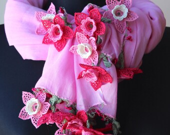 Handgemachte rosa Baumwollfrauenschal-Verpackung verziert mit Häkelblumen-Sommer-Schal-Hochzeits-Schal