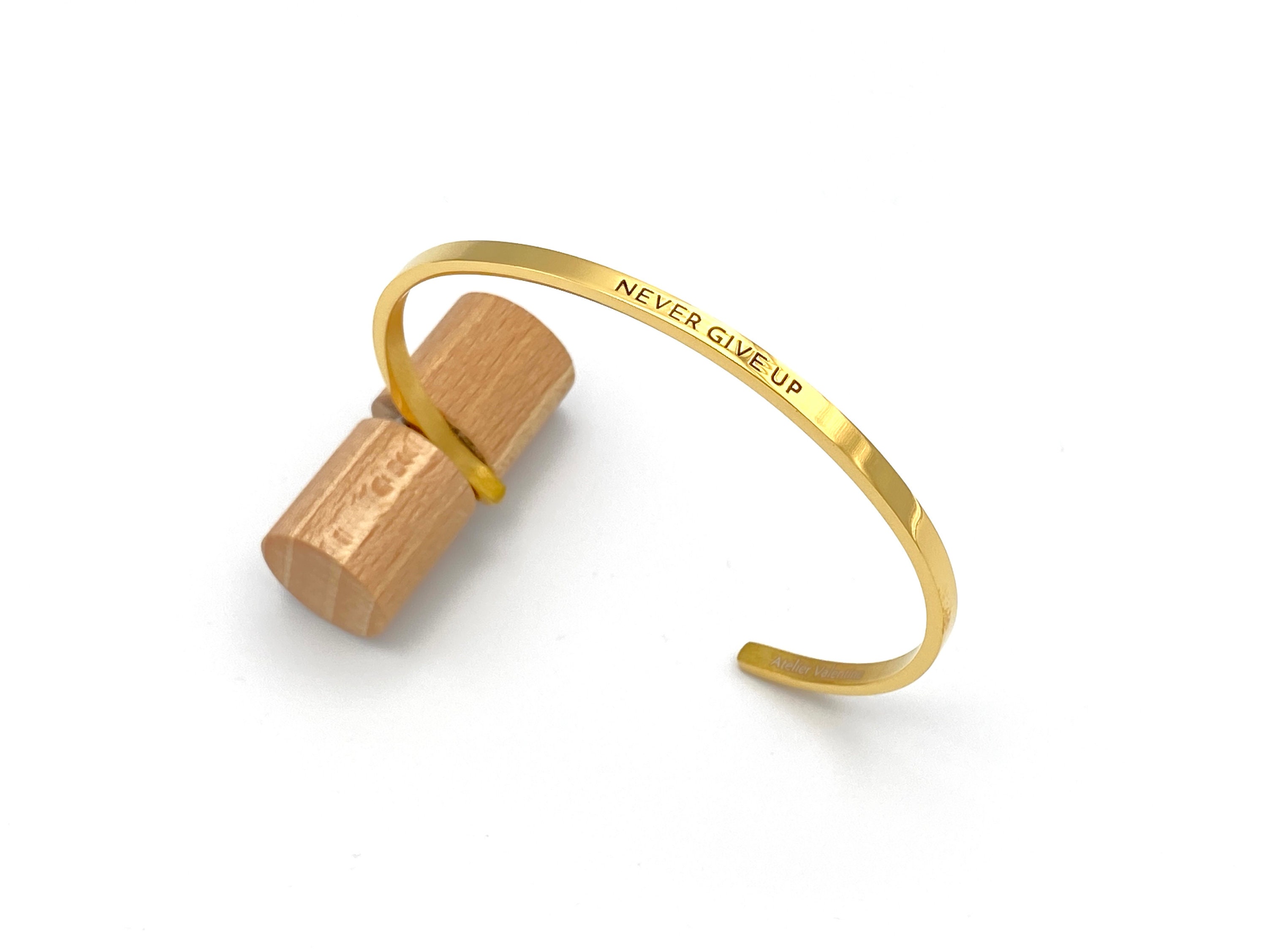 Bracelet Carré Torsadé NEVER GIVE UP En Acier Titane - Manchette Ouverte 59mm