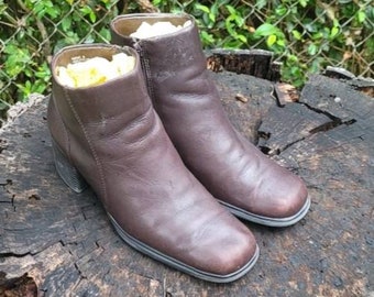 Size 8 Vintage Chunky Heel Ankle Booties By White Mountain