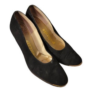 Vintage Schwarze Wildleder Heels von Palizzio 6,5 cm Block Heels mit goldfarbener Zehen- und Fersenbesatz/Designer Italienische Pumps 80er Jahre Vintage