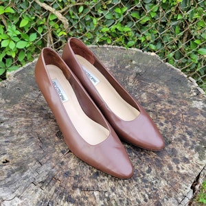 Vintage Genuine Brown Leather Closed Toe Pumps/Ladies Cocktail Shoes By Apostrophe Size 9.5