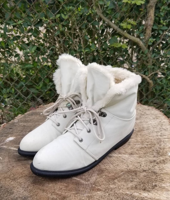 Sz. 8 Womans White Cozy Ankle Booties Lace Up Ankl