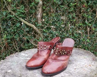 Zuecos de piel Matisse vintage de los años 90: mules con tira en el tobillo y tachuelas, talla 10