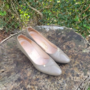 Vintage SALVATORE FERRAGAMO Fianel Gray Calf Leather PUMPS Size 7AA/ Slip On Italian Made Designer Pumps