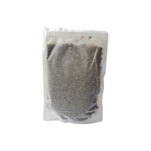 K&ouml;nnte beinhalten: Ein klarer Plastikbeutel gef&uuml;llt mit getrockneten, gr&uuml;nen Kr&auml;utern. Der Beutel ist versiegelt und der Inhalt ist sichtbar. Die Kr&auml;uter scheinen fein gemahlen zu sein und haben eine leicht raue Textur. Der Hintergrund ist wei&szlig;.