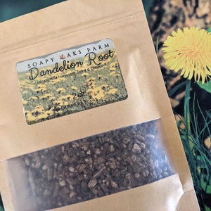 Könnte beinhalten: Ein brauner Papierbeutel mit einem Sichtfenster, das getrocknete Löwenzahnpflanze zeigt. Der Beutel hat ein Etikett mit der Aufschrift "SOAPY AKS FARM Löwenzahnwurzel Lokal wild geerntet, getrocknet und gehackt 2 oz. In Texas angebaut".
